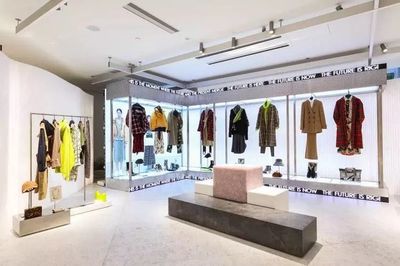 Zara中国首家新零售概念店,走艺术装置路线,完全为电商设计.